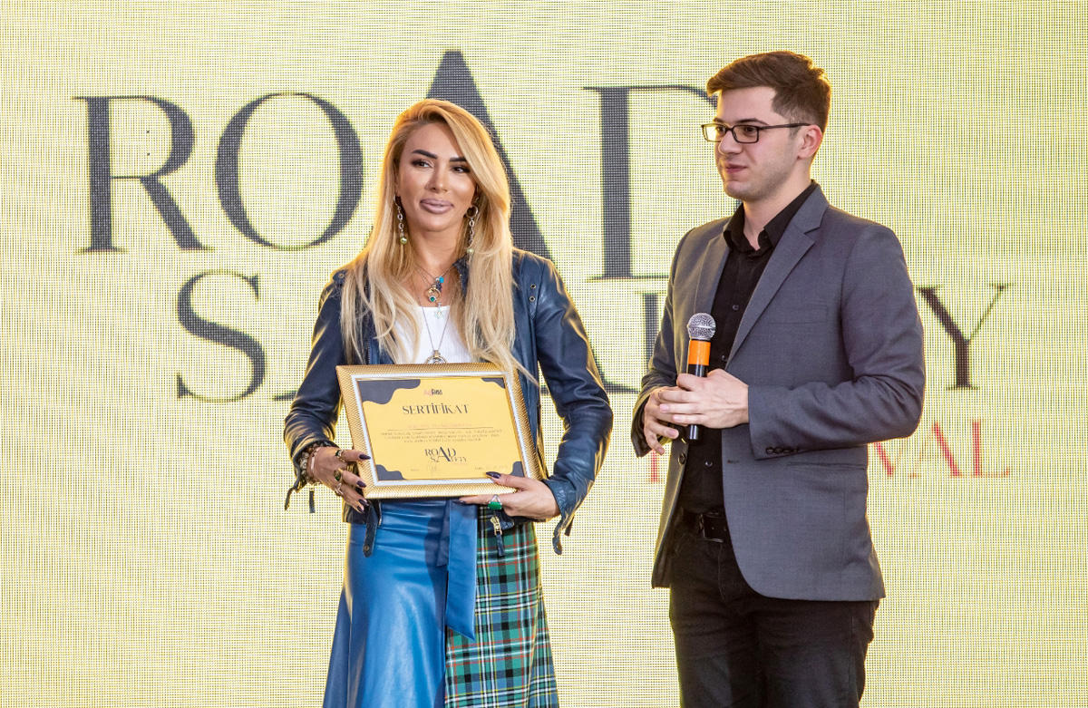 В Баку прошло необычное дефиле со знаками ПДД, участием Карины Кокс и Ottawan (ФОТО)