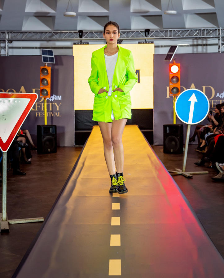 В Баку прошло необычное дефиле со знаками ПДД, участием Карины Кокс и Ottawan (ФОТО)