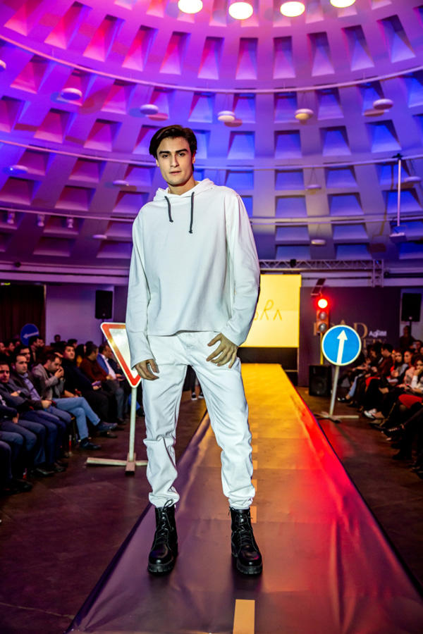 В Баку прошло необычное дефиле со знаками ПДД, участием Карины Кокс и Ottawan (ФОТО)