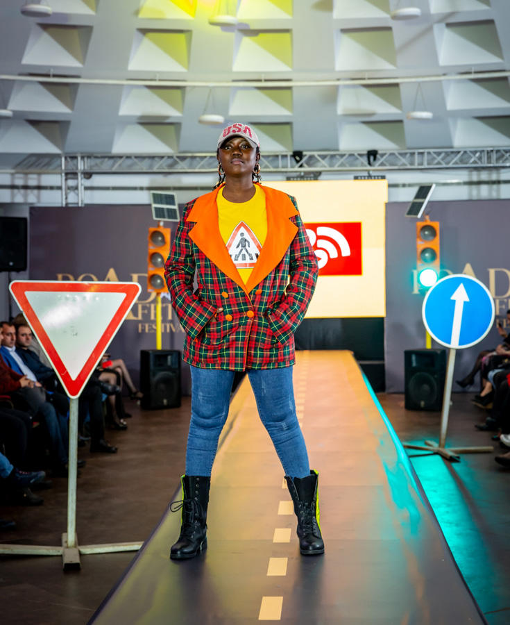 В Баку прошло необычное дефиле со знаками ПДД, участием Карины Кокс и Ottawan (ФОТО)