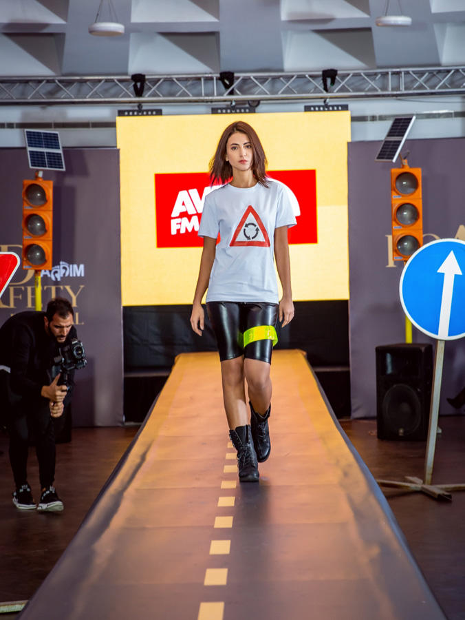 В Баку прошло необычное дефиле со знаками ПДД, участием Карины Кокс и Ottawan (ФОТО)