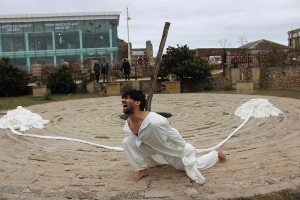 Длина рукавов 400 метров – перформанс Вюсала Рагима (ФОТО)