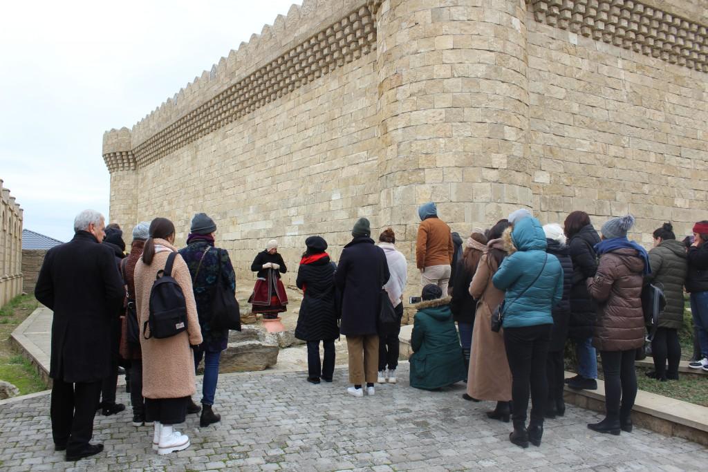 Длина рукавов 400 метров – перформанс Вюсала Рагима (ФОТО)