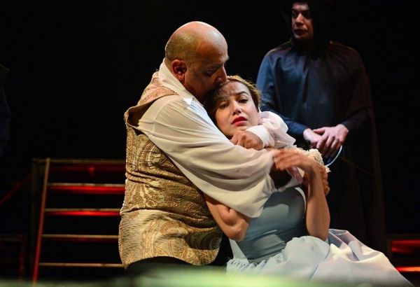 В Баку показали как бороться с невежеством и властью денег (ФОТО)