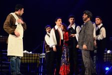 В Баку показали как бороться с невежеством и властью денег (ФОТО)