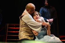 В Баку показали как бороться с невежеством и властью денег (ФОТО)