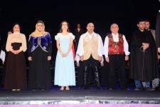 В Баку показали как бороться с невежеством и властью денег (ФОТО)