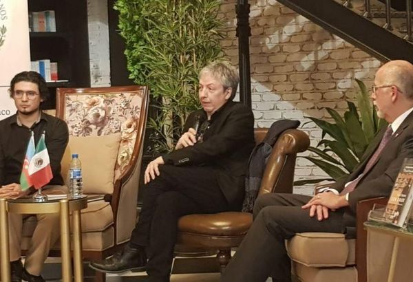 Вдохновленный Дон Кихотом Ламанчским – известный мексиканец в Баку (ФОТО)