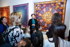 Красочные шелковые кялагаи с рисунками - языком жестов. International Day of Disabled Persons в Баку (ФОТО)