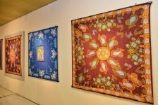 Красочные шелковые кялагаи с рисунками - языком жестов. International Day of Disabled Persons в Баку (ФОТО)