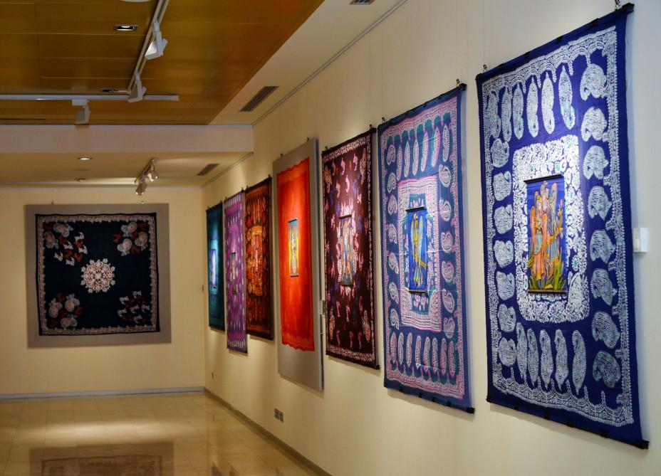 Красочные шелковые кялагаи с рисунками - языком жестов. International Day of Disabled Persons в Баку (ФОТО)