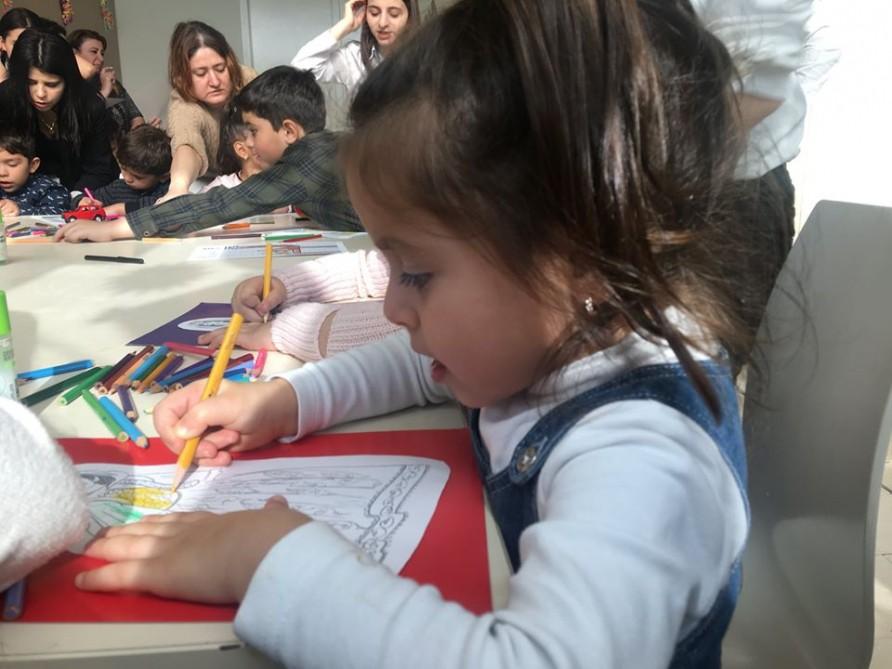 Красочные шелковые кялагаи с рисунками - языком жестов. International Day of Disabled Persons в Баку (ФОТО)