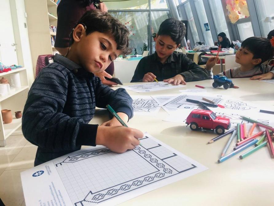 Красочные шелковые кялагаи с рисунками - языком жестов. International Day of Disabled Persons в Баку (ФОТО)