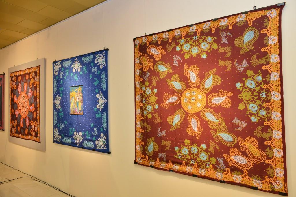 Красочные шелковые кялагаи с рисунками - языком жестов. International Day of Disabled Persons в Баку (ФОТО)