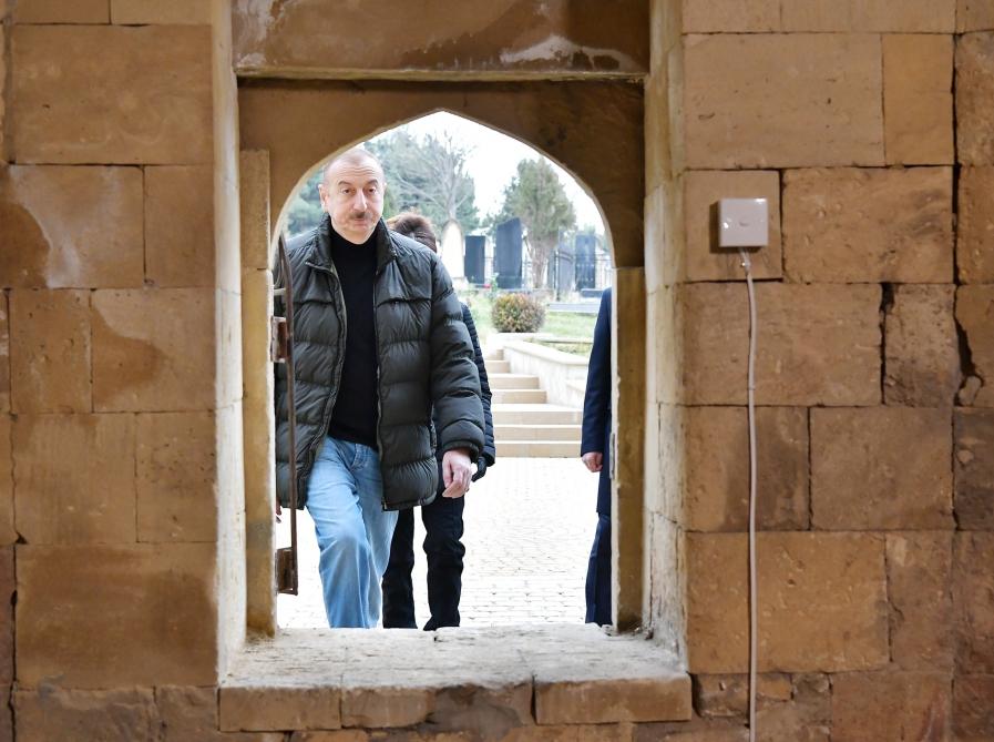 Президент Азербайджана Ильхам Алиев и Первая леди Мехрибан Алиева ознакомились с работами по благоустройству, проведенными вокруг усыпальницы Шаххандан в Шамахы (ФОТО) (Версия 2)