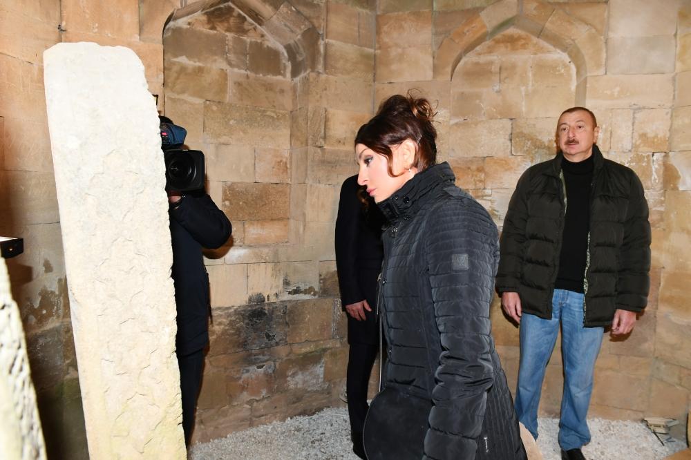 Президент Азербайджана Ильхам Алиев и Первая леди Мехрибан Алиева ознакомились с работами по благоустройству, проведенными вокруг усыпальницы Шаххандан в Шамахы (ФОТО) (Версия 2)