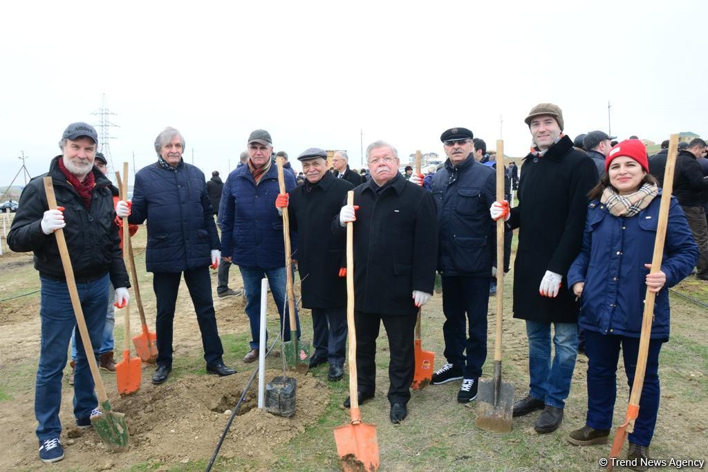 Праздник в Мушфигабаде - акция по посадке 650 тыс. деревьев, концертная программа, знаменитости (ФОТО)