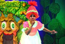 Вереница испытаний и множество приключений – в Баку появился веселый Эльф (ФОТО)