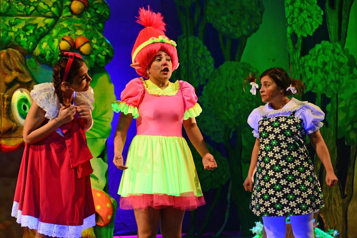 Вереница испытаний и множество приключений – в Баку появился веселый Эльф (ФОТО)