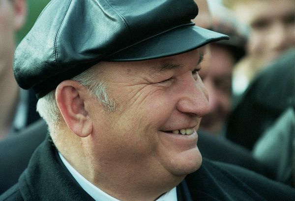 Первую кепку Юрию Лужкову подарили во время визита в Баку (ФОТО)