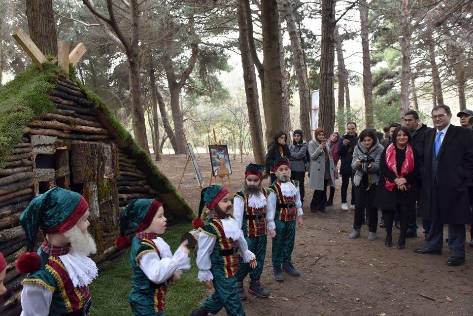 Ботанический сад Баку превратился в сказочный лес с Амазонками, Лешим и Баба-ягой (ВИДЕО, ФОТО)