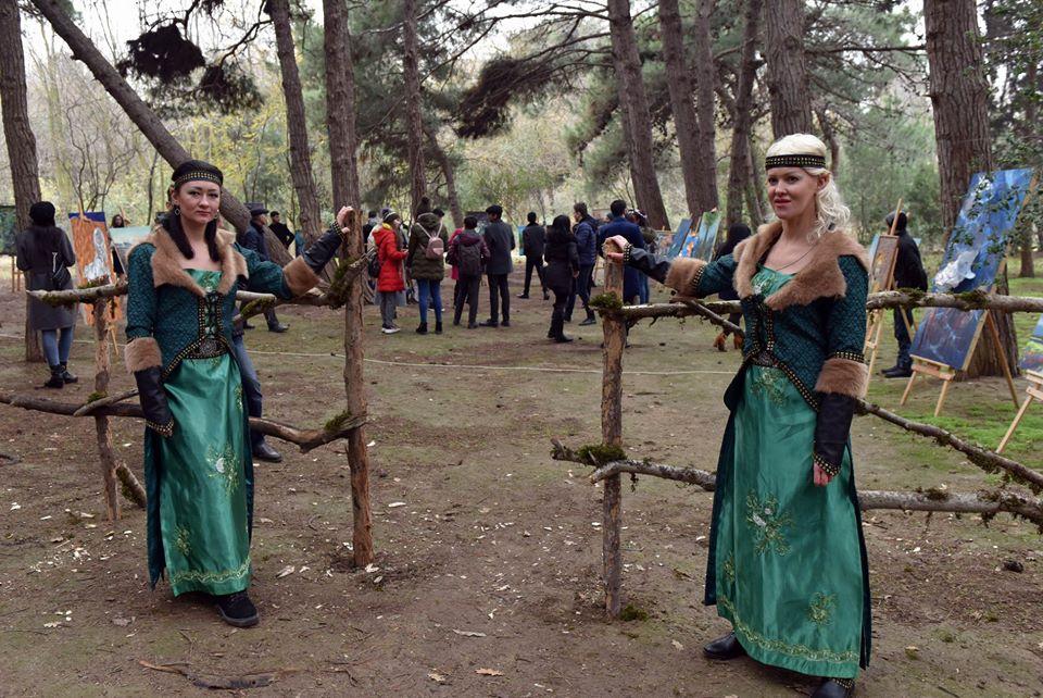 Ботанический сад Баку превратился в сказочный лес с Амазонками, Лешим и Баба-ягой (ВИДЕО, ФОТО)