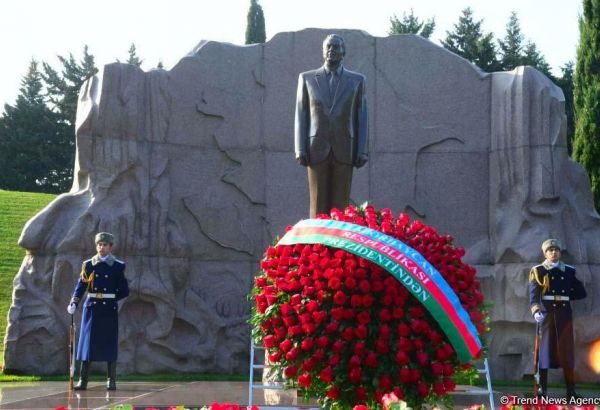 Общественность Азербайджана чтит память  великого лидера Гейдара Алиева (ФОТО)