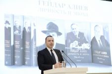 В Центре Гейдара Алиева состоялась презентация трехтомного романа-исследования «Гейдар Алиев. Личность и эпоха» (ФОТО)