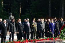 Общественность Азербайджана чтит память  великого лидера Гейдара Алиева (ФОТО)