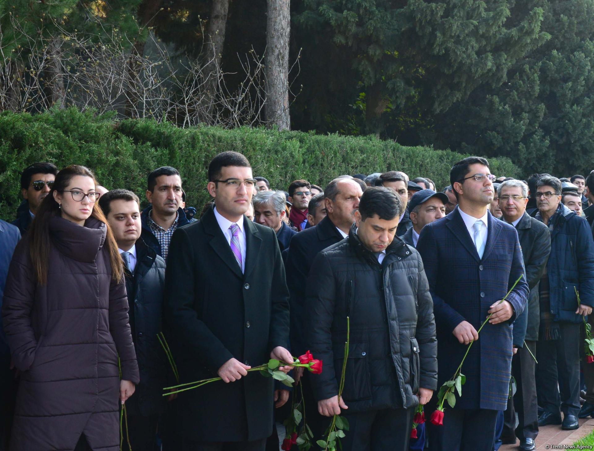 Общественность Азербайджана чтит память  великого лидера Гейдара Алиева (ФОТО)