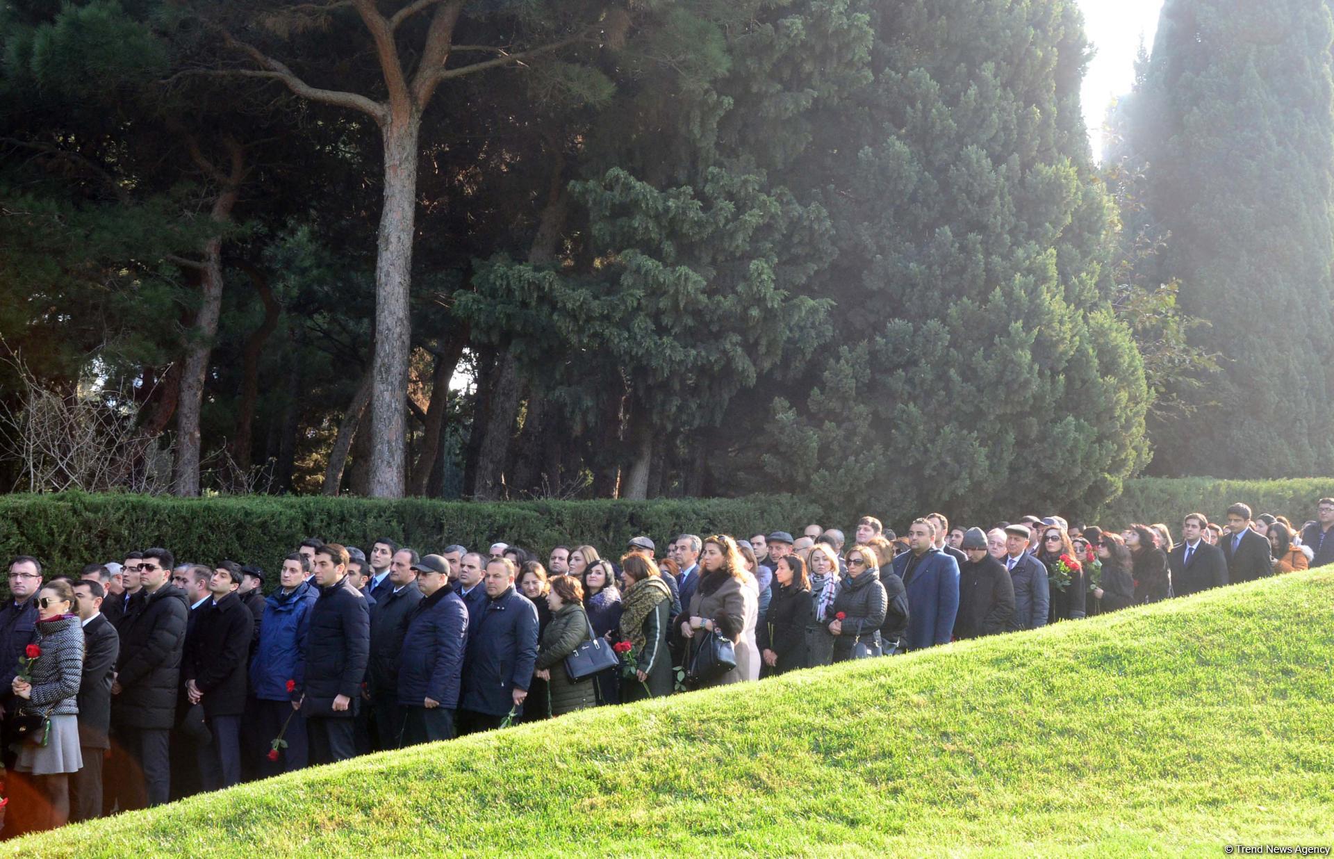 Общественность Азербайджана чтит память  великого лидера Гейдара Алиева (ФОТО)