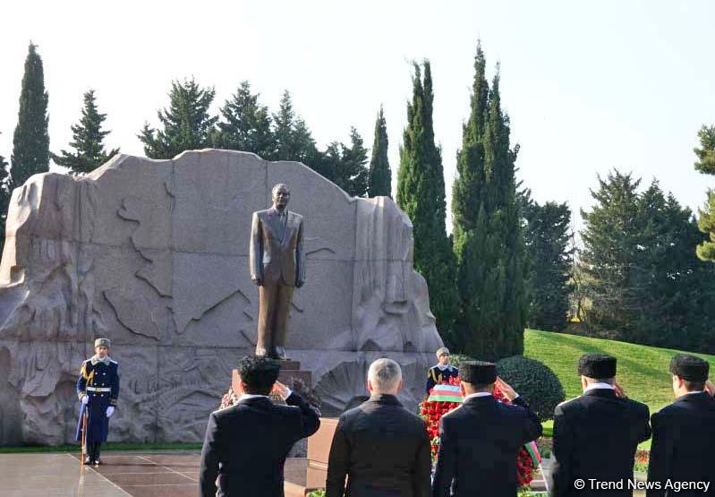 Общественность Азербайджана чтит память  великого лидера Гейдара Алиева (ФОТО)