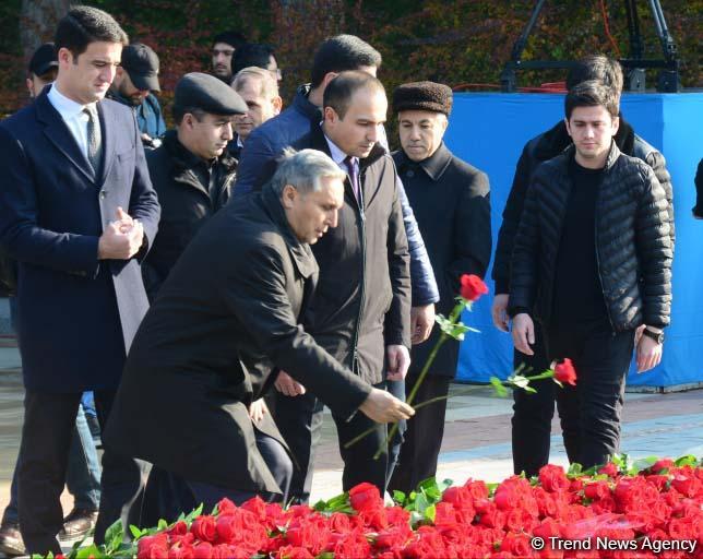 Общественность Азербайджана чтит память  великого лидера Гейдара Алиева (ФОТО)