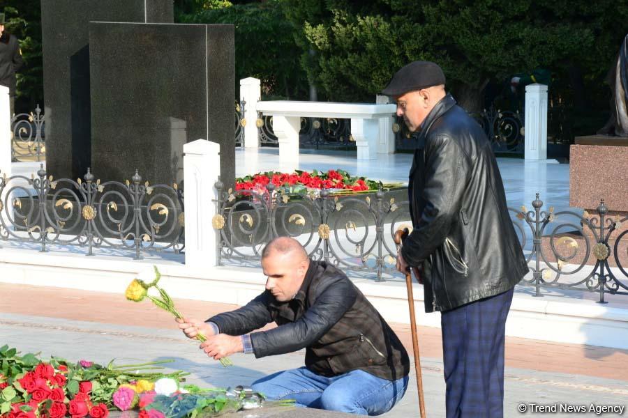 Общественность Азербайджана чтит память  великого лидера Гейдара Алиева (ФОТО)
