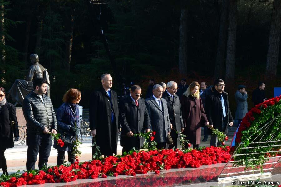 Общественность Азербайджана чтит память  великого лидера Гейдара Алиева (ФОТО)