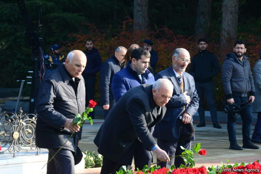 Общественность Азербайджана чтит память  великого лидера Гейдара Алиева (ФОТО)