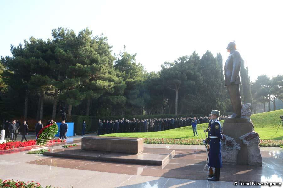 Общественность Азербайджана чтит память  великого лидера Гейдара Алиева (ФОТО)