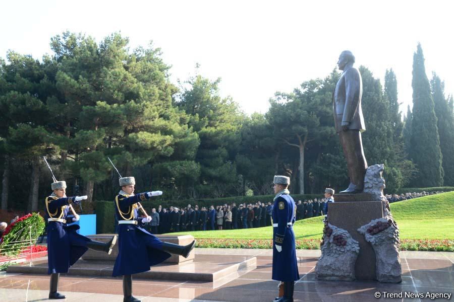 Общественность Азербайджана чтит память  великого лидера Гейдара Алиева (ФОТО)