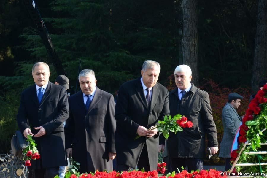 Общественность Азербайджана чтит память  великого лидера Гейдара Алиева (ФОТО)