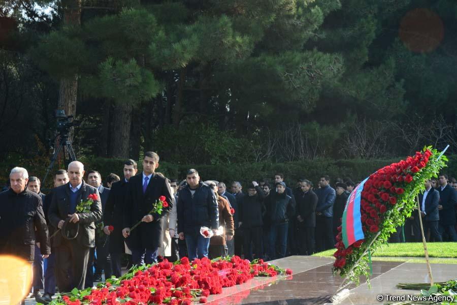 Общественность Азербайджана чтит память  великого лидера Гейдара Алиева (ФОТО)