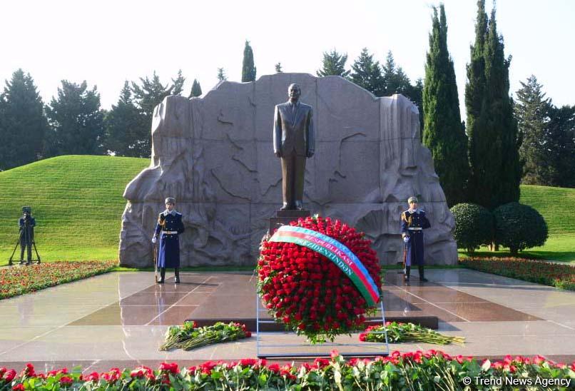 Общественность Азербайджана чтит память  великого лидера Гейдара Алиева (ФОТО)