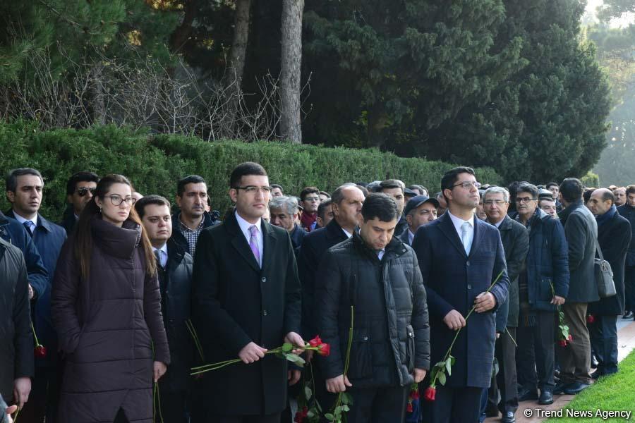 Общественность Азербайджана чтит память  великого лидера Гейдара Алиева (ФОТО)