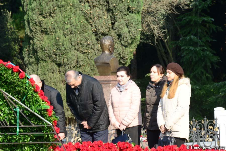 Общественность Азербайджана чтит память  великого лидера Гейдара Алиева (ФОТО)