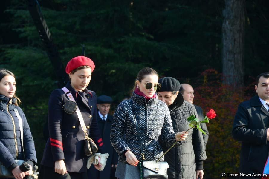 Общественность Азербайджана чтит память  великого лидера Гейдара Алиева (ФОТО)