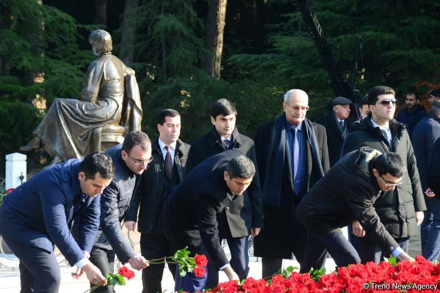 Общественность Азербайджана чтит память  великого лидера Гейдара Алиева (ФОТО)
