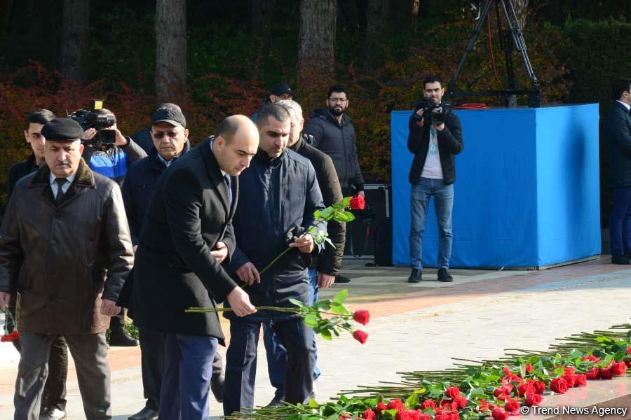 Общественность Азербайджана чтит память  великого лидера Гейдара Алиева (ФОТО)