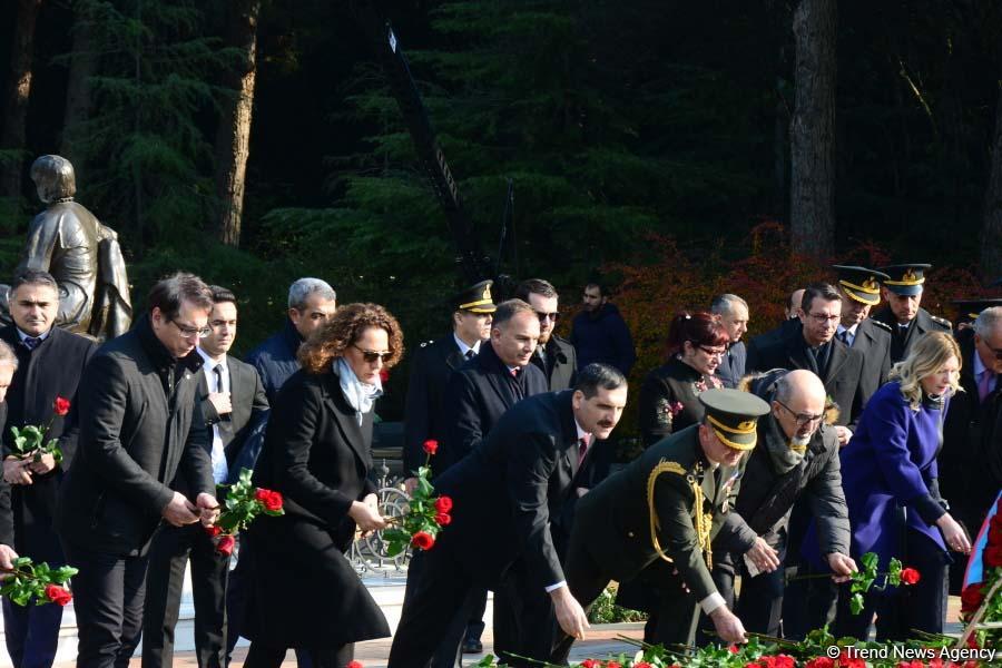 Общественность Азербайджана чтит память  великого лидера Гейдара Алиева (ФОТО)