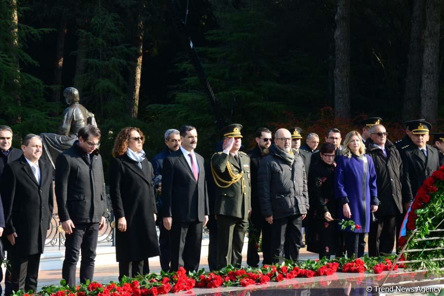 Общественность Азербайджана чтит память  великого лидера Гейдара Алиева (ФОТО)