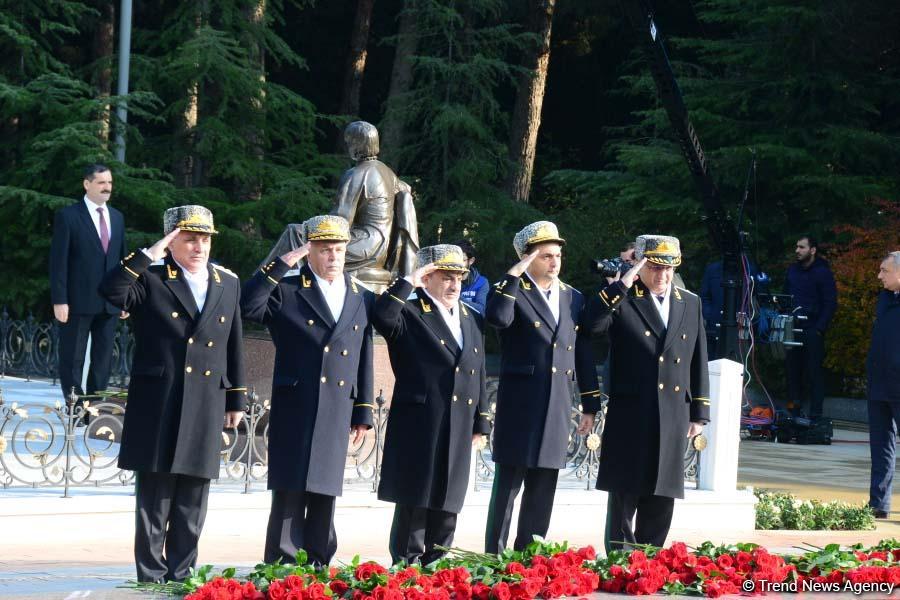Общественность Азербайджана чтит память  великого лидера Гейдара Алиева (ФОТО)