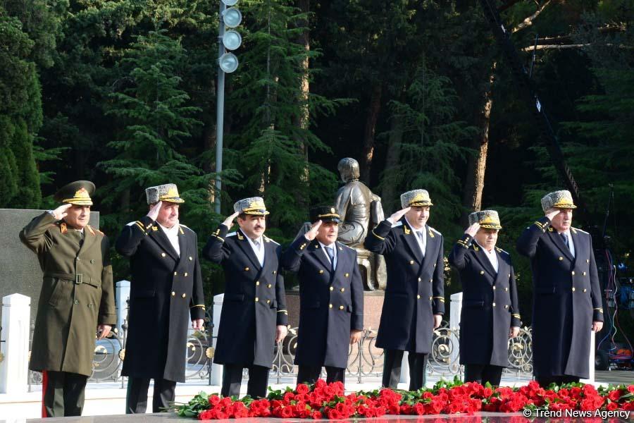Общественность Азербайджана чтит память  великого лидера Гейдара Алиева (ФОТО)